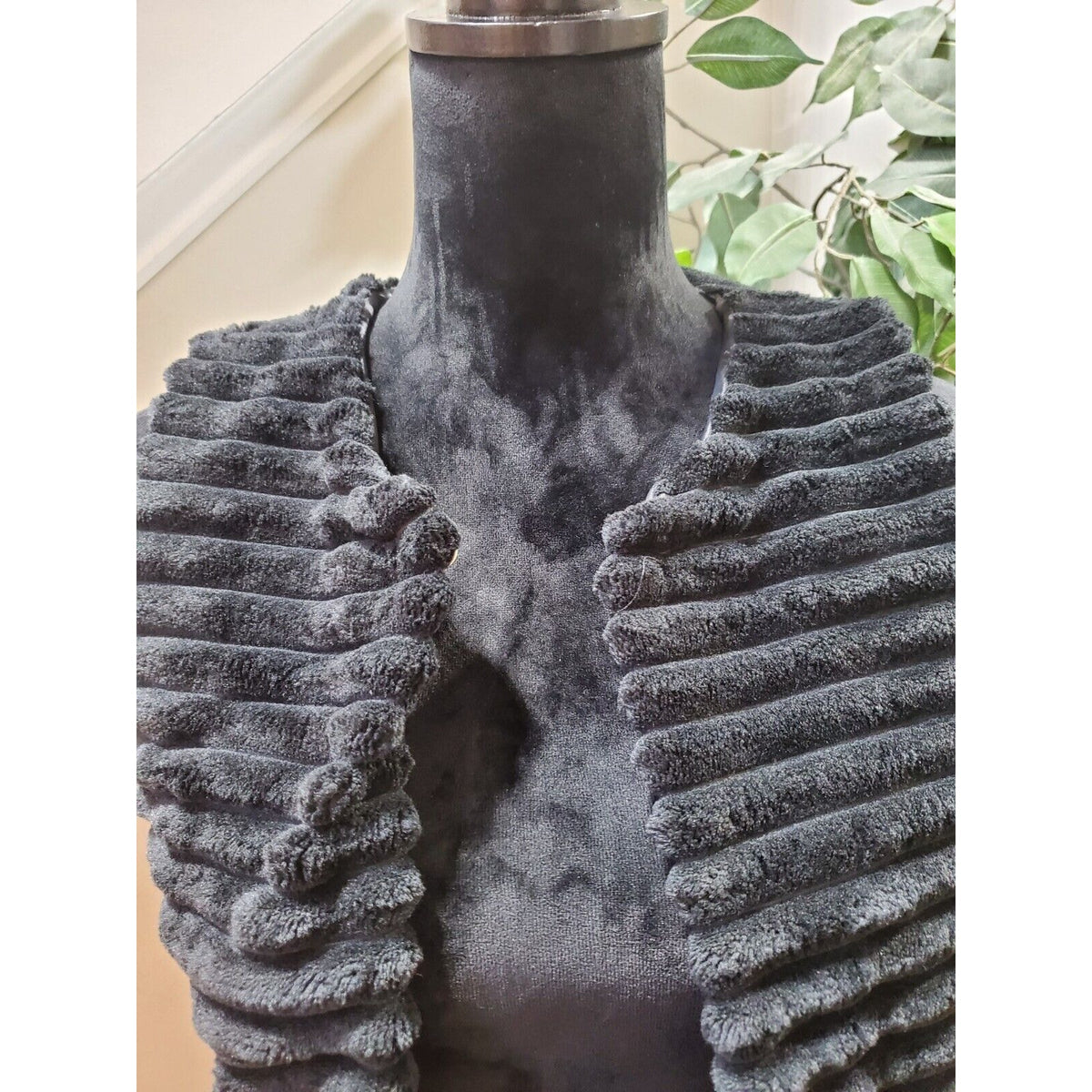 Women's Black 100% Polyester Faux Fur Sleeveless Casual Vest Jackets