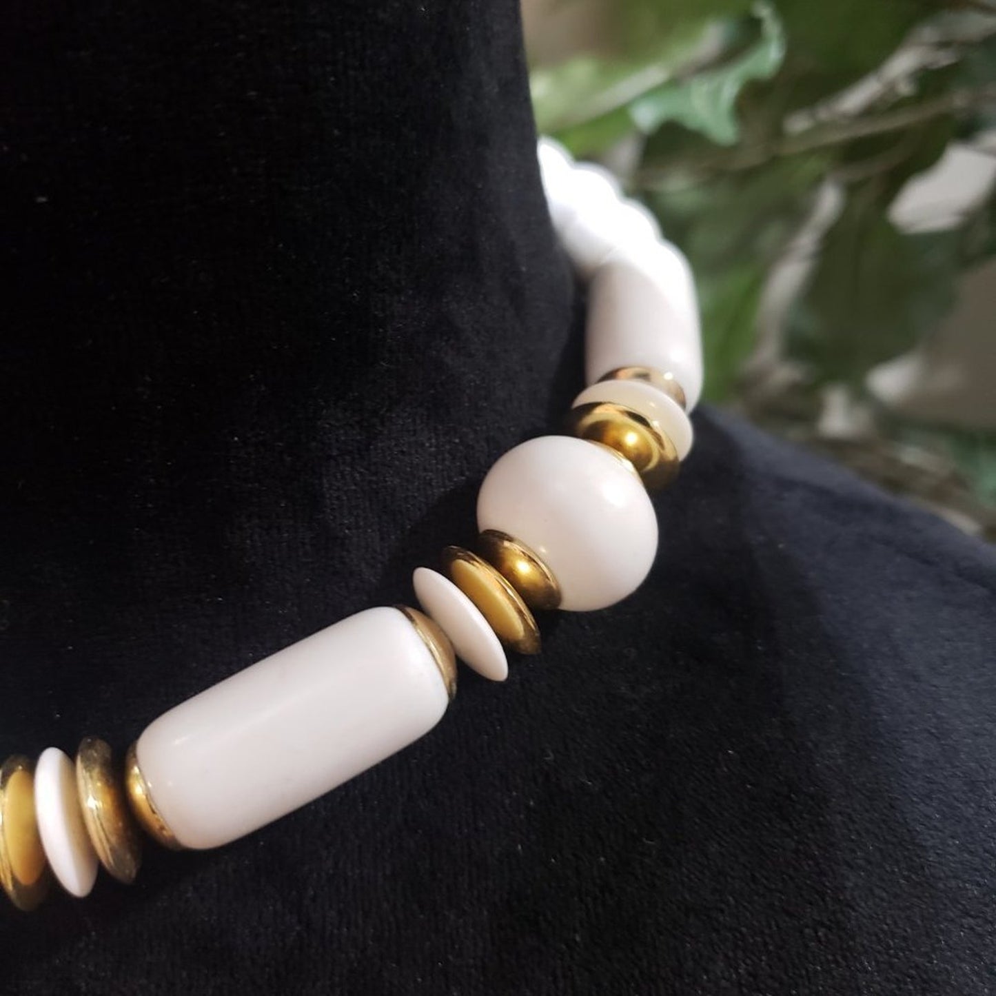 Women's Vintage White & Gold Round Beaded Lobster Clasp Necklace