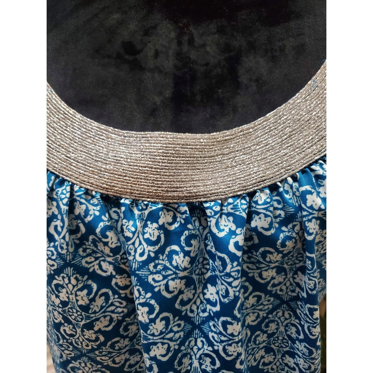 Gap Women Blue & White Polyester Scoop Neck Sleeveless Casual Top Blouse Size XL