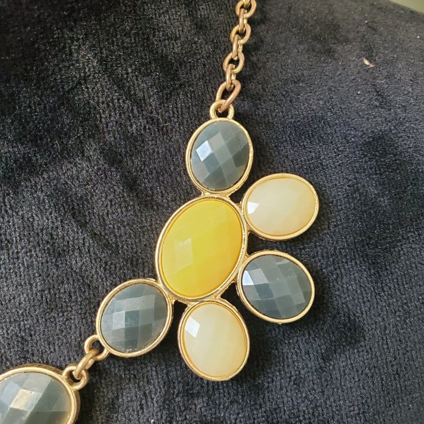 Women's Vintage Charming Charlie Ivory/Gray Tone Statement Necklace