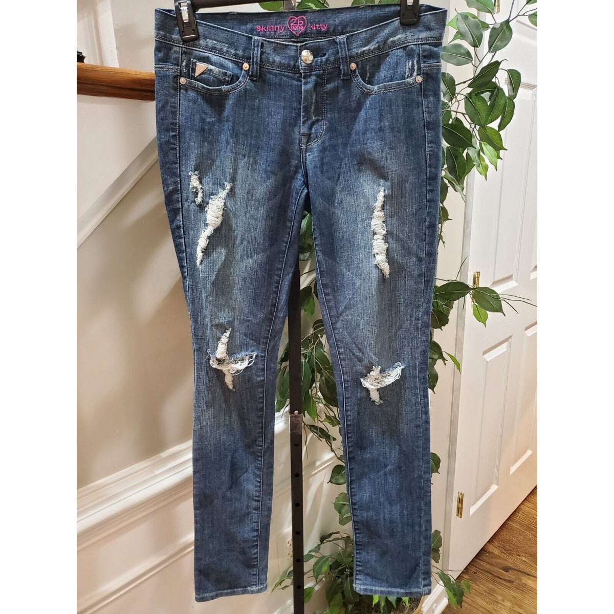 2b bebe Women's Blue Denim Pockets Skinny Leg Distressed Skinny Jeans Size 29