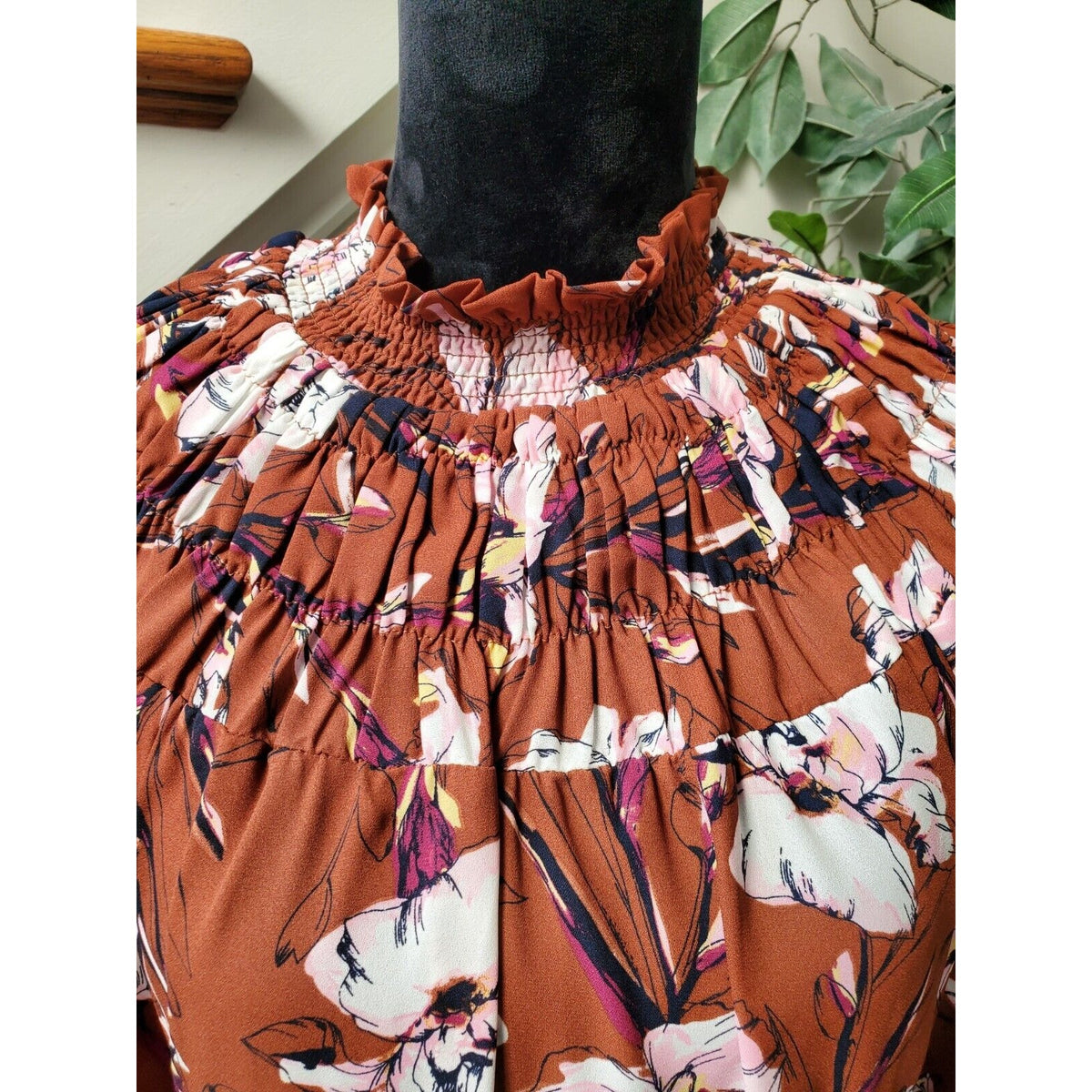 Chelsea. 28 Women Brown Floral Polyester Mock Neck Long Sleeve Top Blouse Size S
