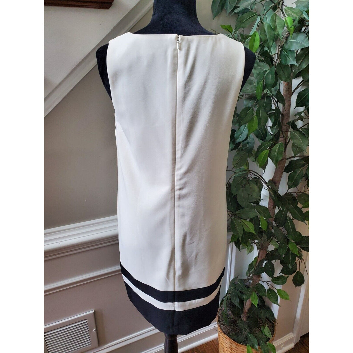 Banana Republic Women's White & Black Polyester V-Neck Sleeveless Knee Length 6