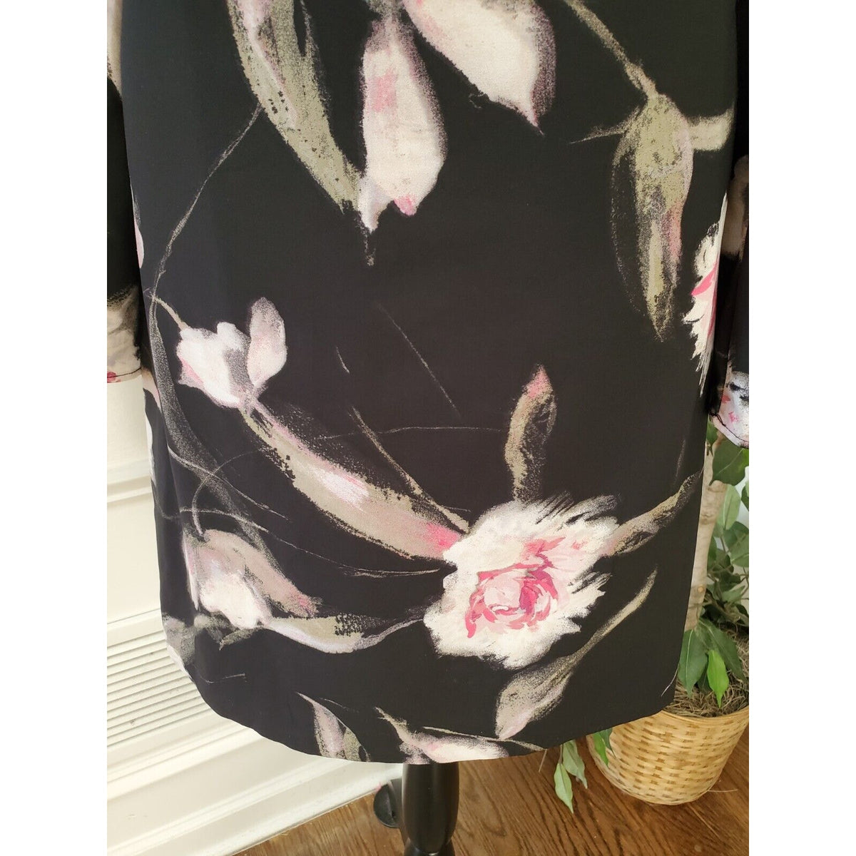 White House Black Market Floral Long Sleeve V Neck Knee Length Dress Size 4