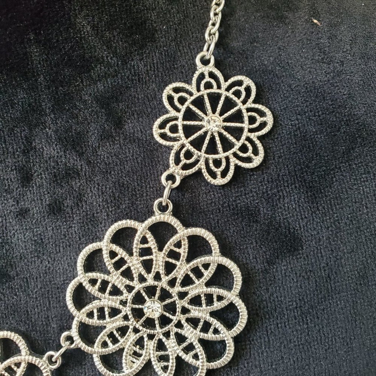 Women's Silver Tone with Flowers Design with Lobster Clasp Necklace