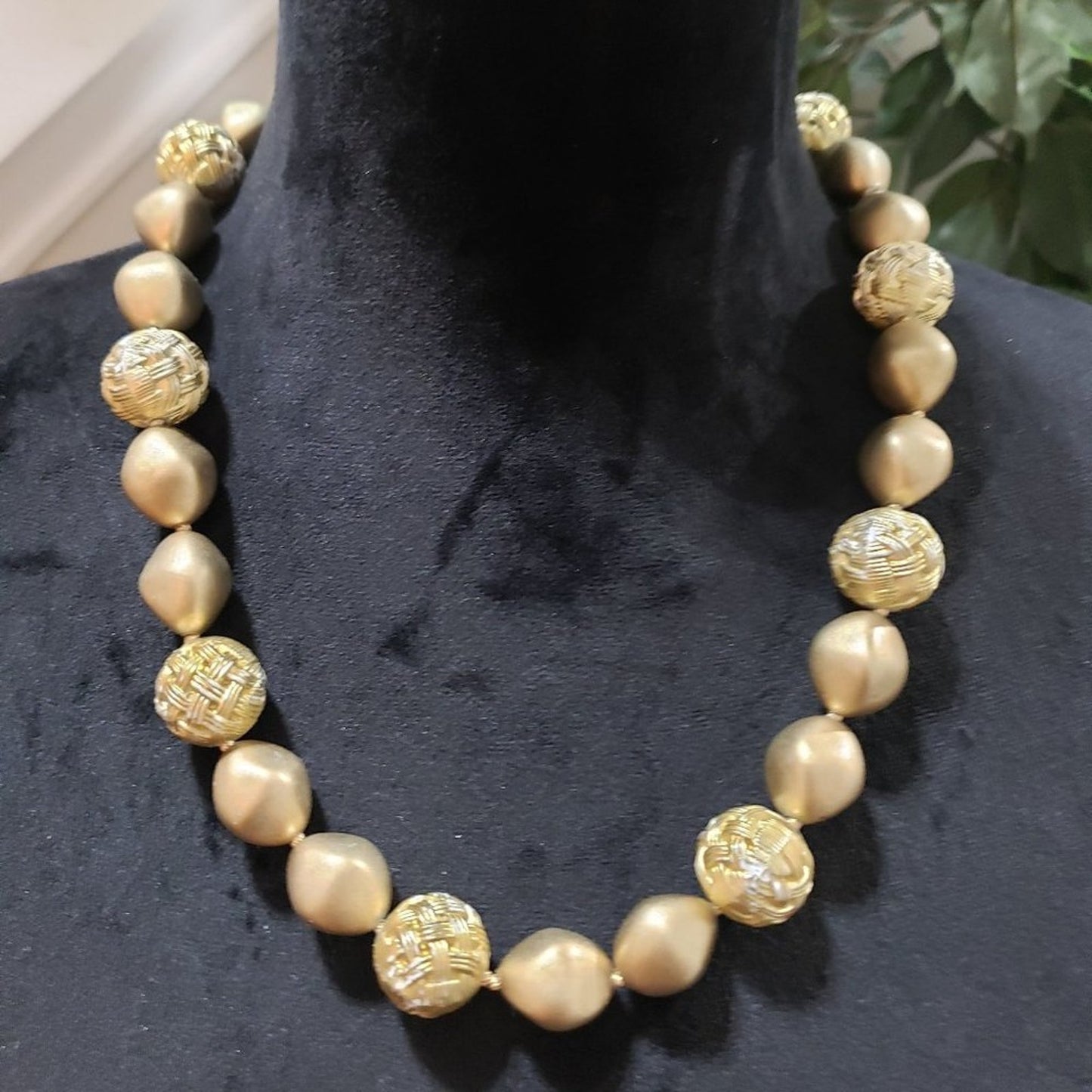 Women's Gold Tone Round Pearl Beaded Fashion Pendant Necklace