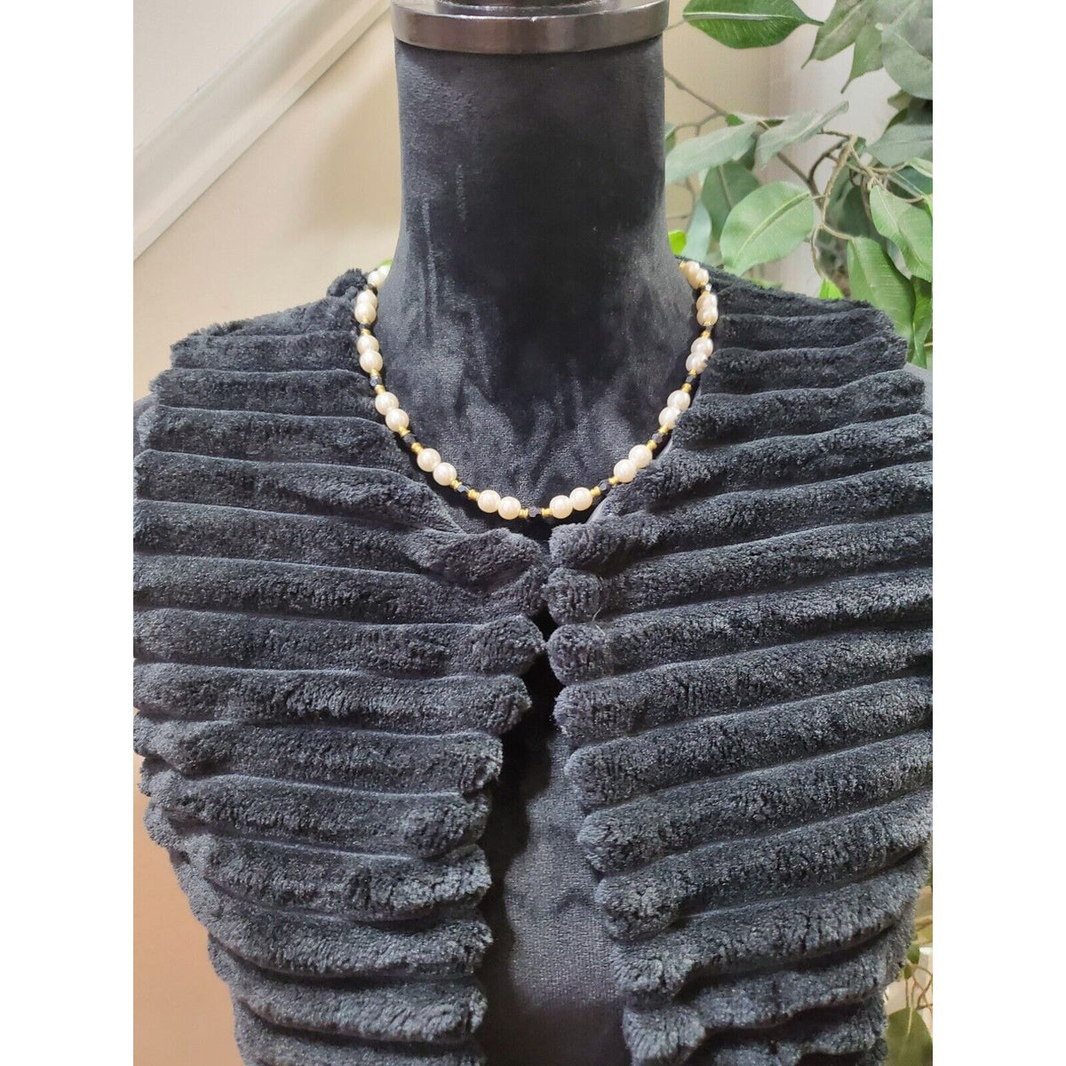 Women's Black 100% Polyester Faux Fur Sleeveless Casual Vest Jackets