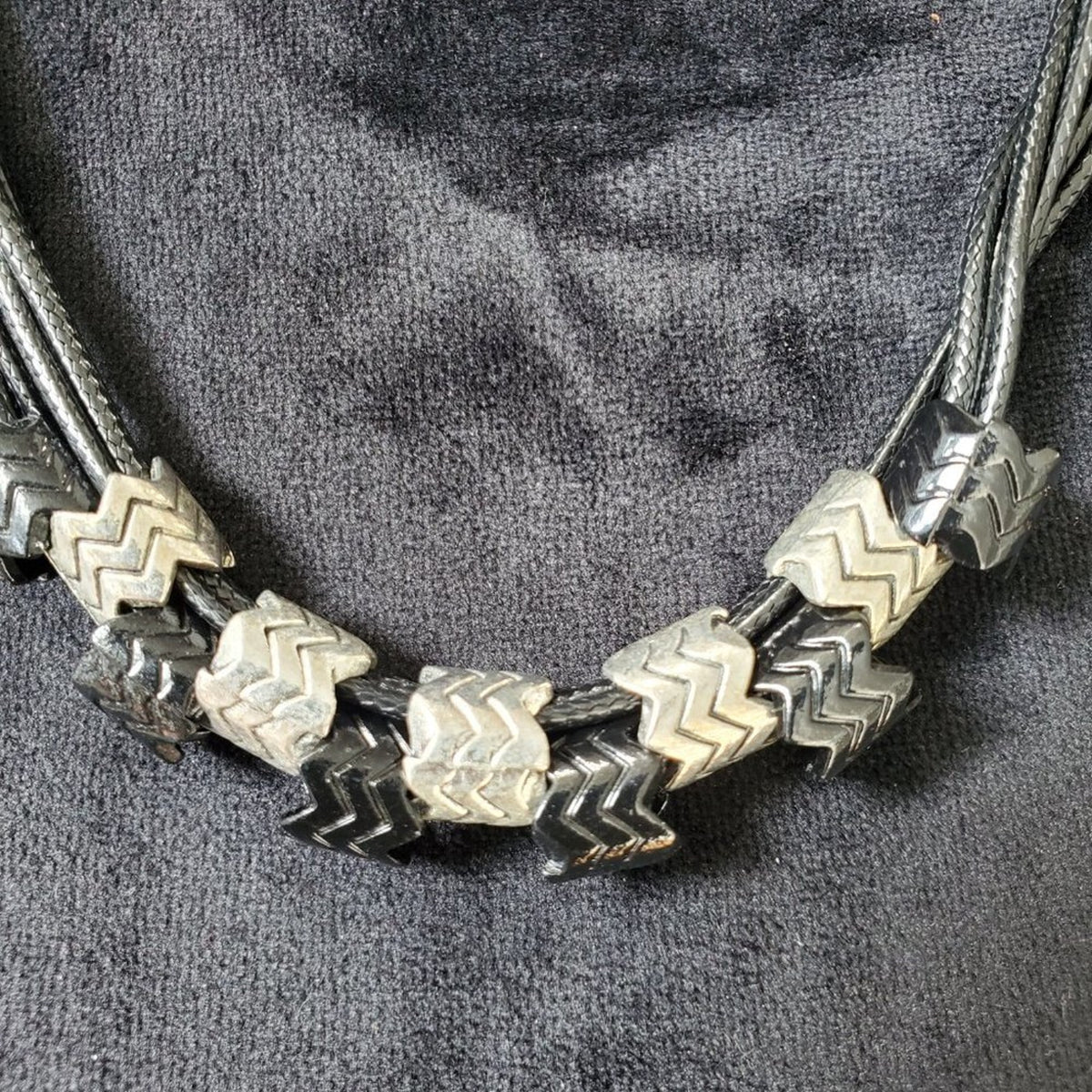 Chuns Fashion Women's Black & Silver with Lobster Clasp Fashion Necklace