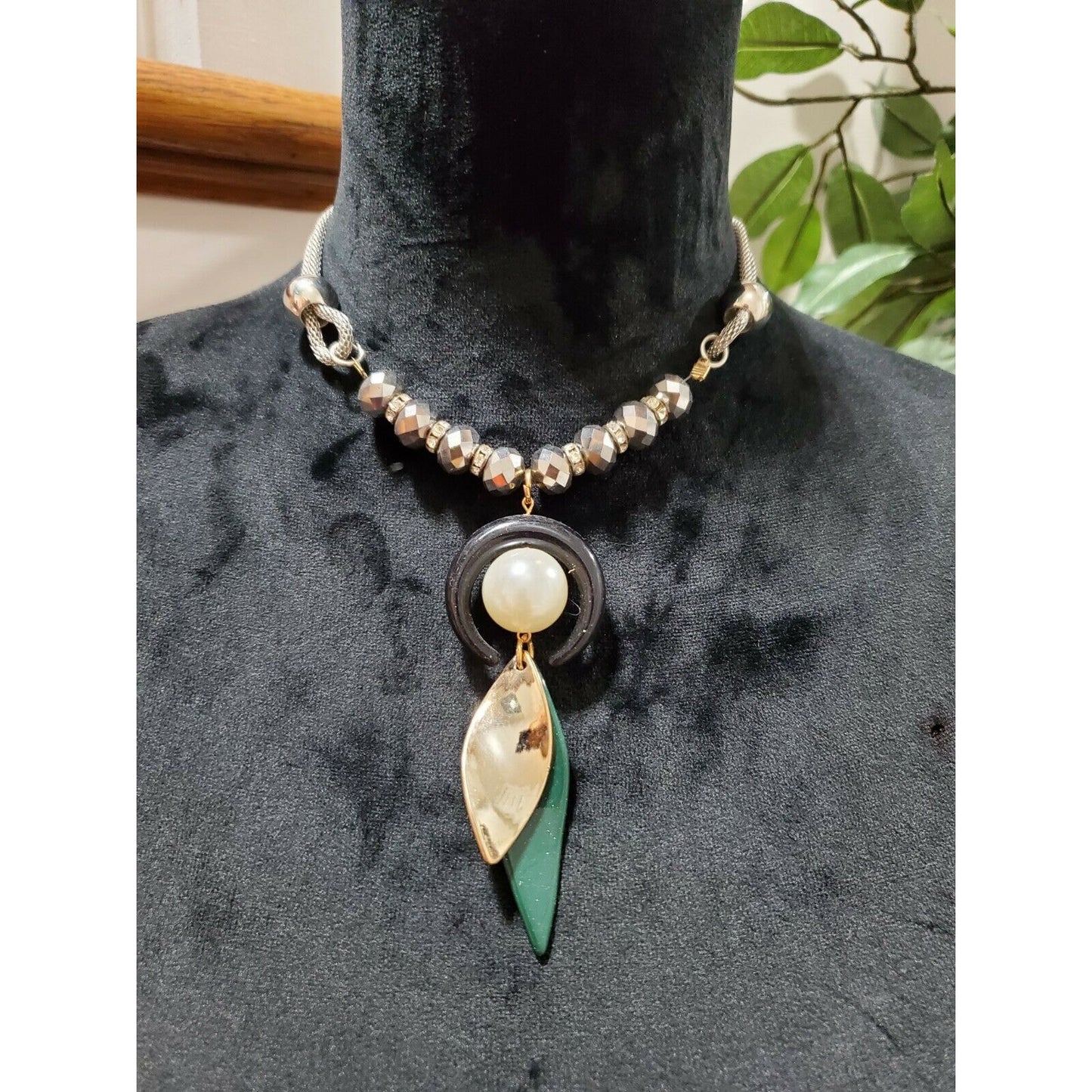Chuns Fashion Women's Beaded Pearl Stylish with Agate Leaf Lightweight Necklace