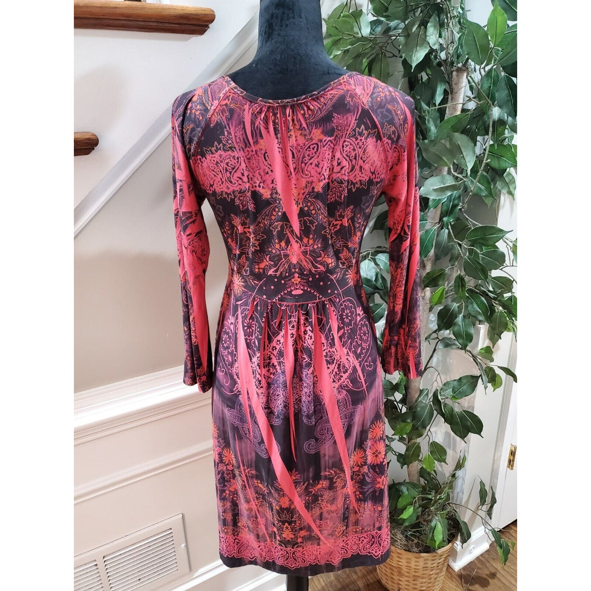 B. Friends Women's Multicolor Polyester V-Neck Long Sleeve Knee Length Dress S