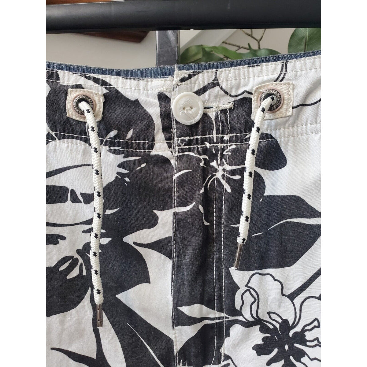 3RD & Army Men's Black Floral Polyester Pull On Pockets Swimwear Shorts Size 36