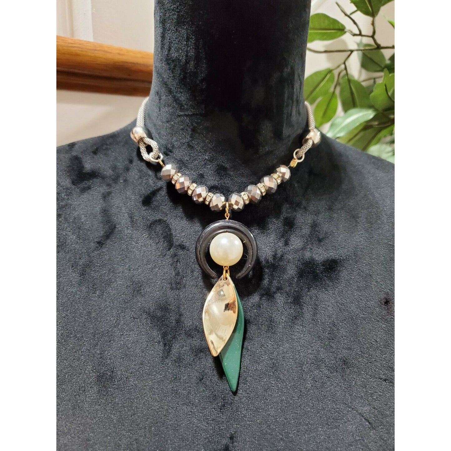 Chuns Fashion Women's Beaded Pearl Stylish with Agate Leaf Lightweight Necklace