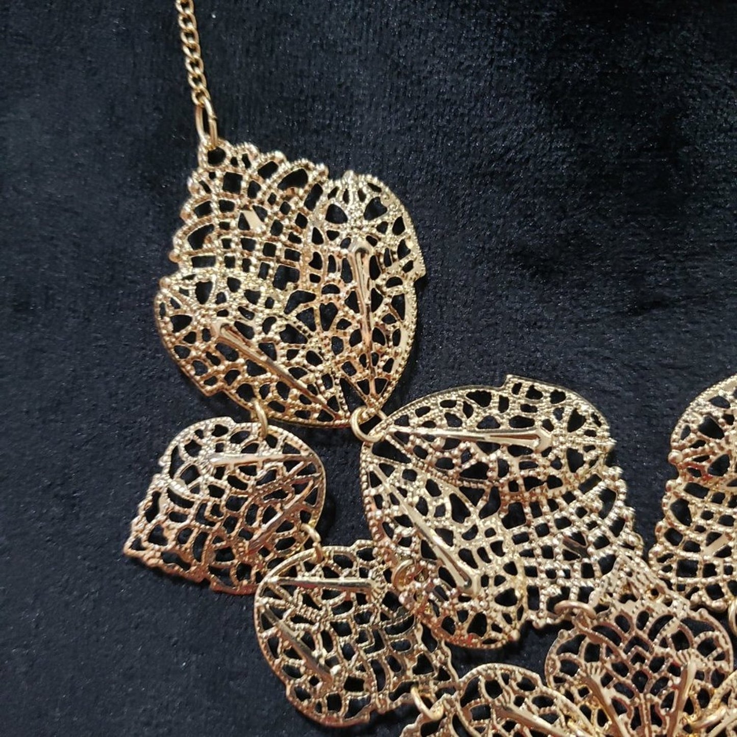 Women Vintage Gold Tone Bohemian Delicate Filigree Leaf Motif Statement Necklace