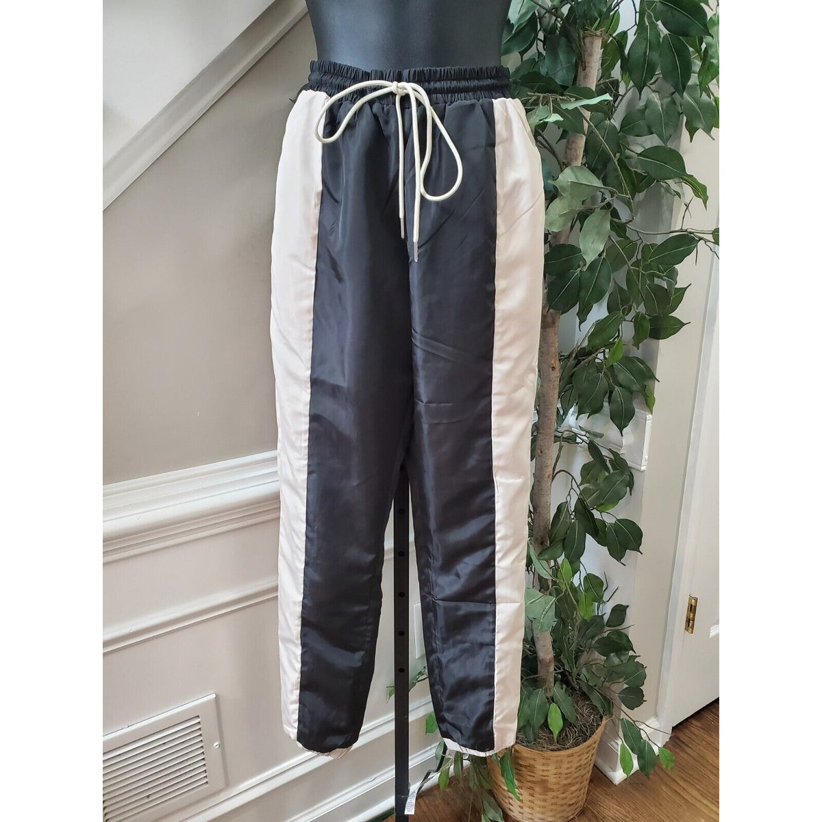 Fashion Nova Women’s White Black 1/4 Zip Windbreaker Jogger Set Tracksuit Small