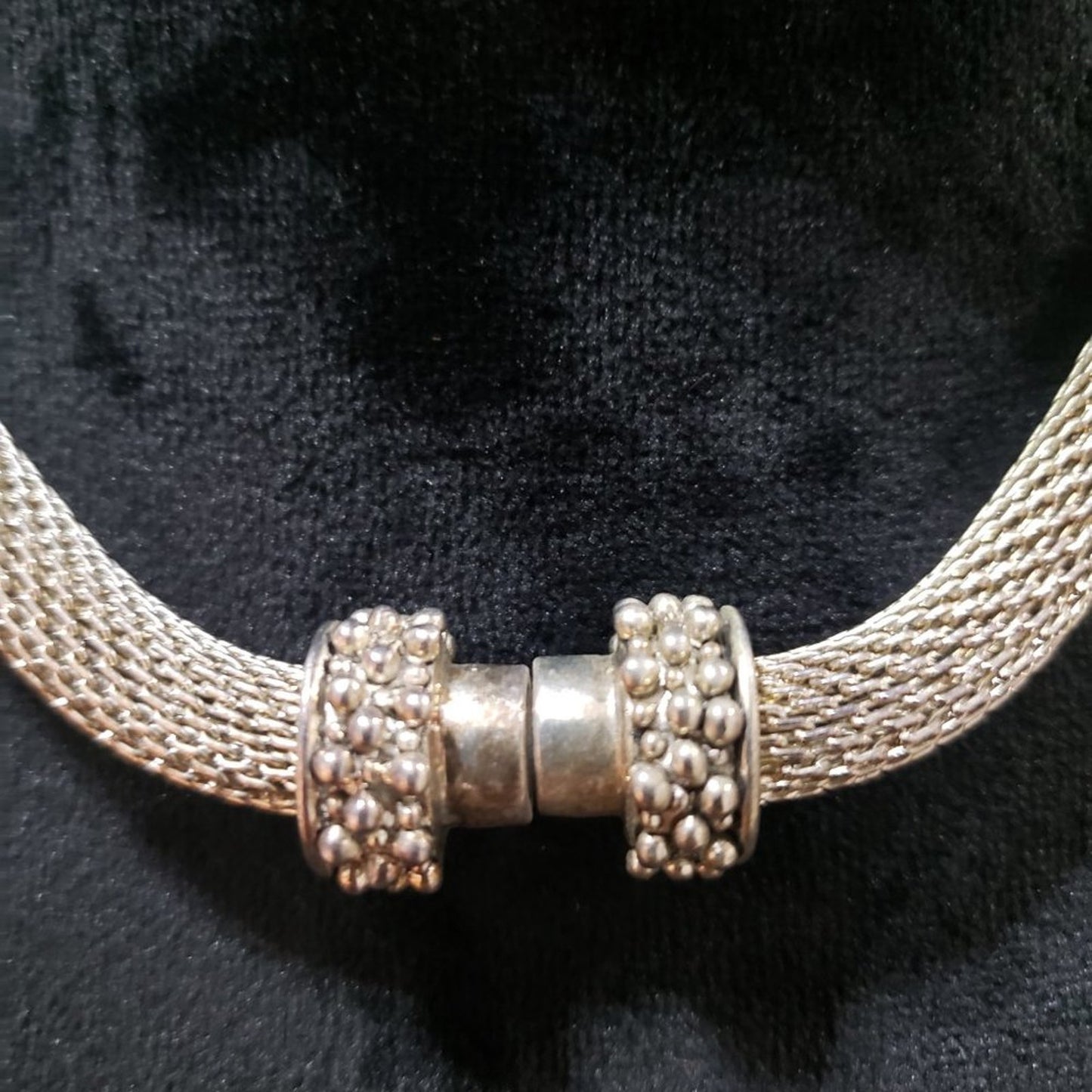 Womens Fashion Silver Tone Thick Mesh Strand Necklace w/ Textured Magnetic Clasp