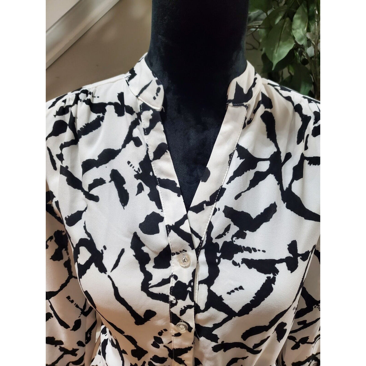 Young Threads Women's Black & White V-Neck Long Sleeve Knee Length Dress Size S