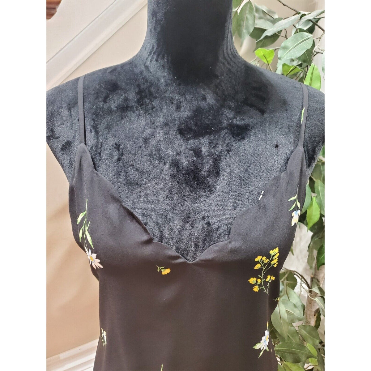 Socialite Black Floral Scalloped V-Neck Sleeveless Camisole Top Blouse Small