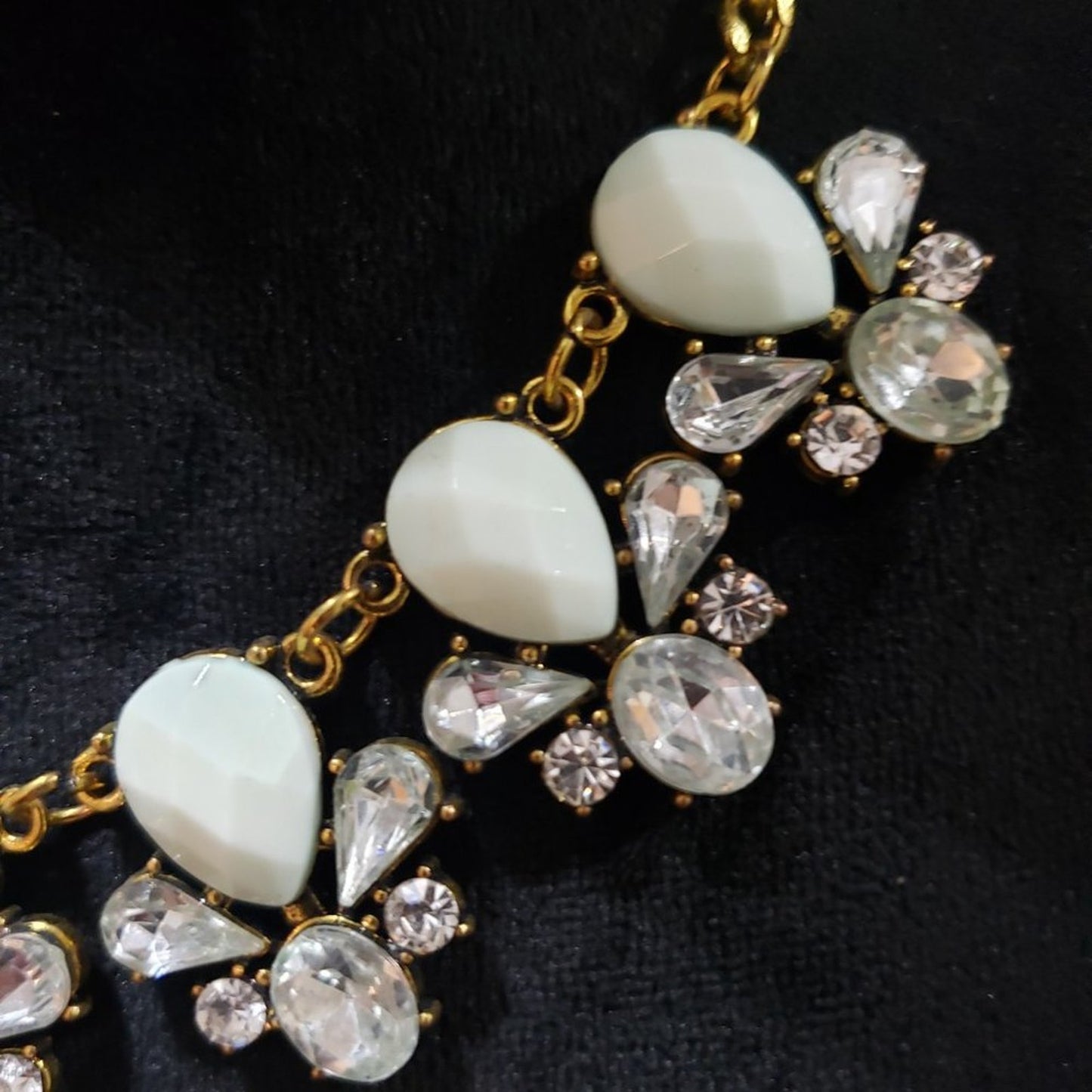 Womens Fashion White Floral Glass Bead Stones Collar Necklace with Lobster Clasp