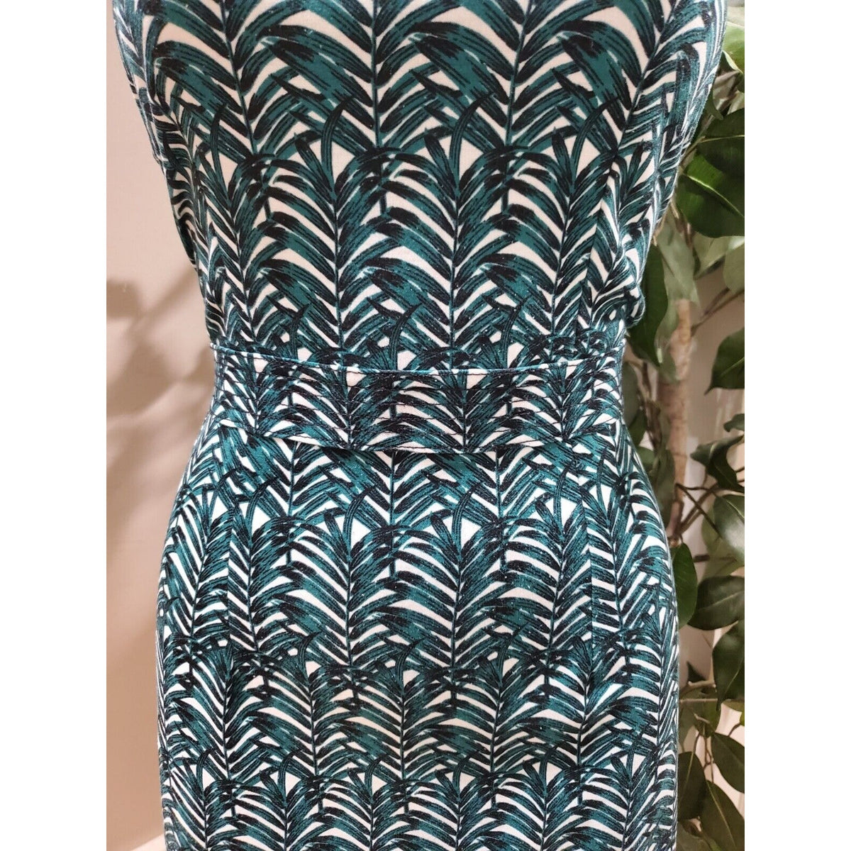 Women's Green & White Polyester Round Neck Sleeveless Knee Length Dress Size S