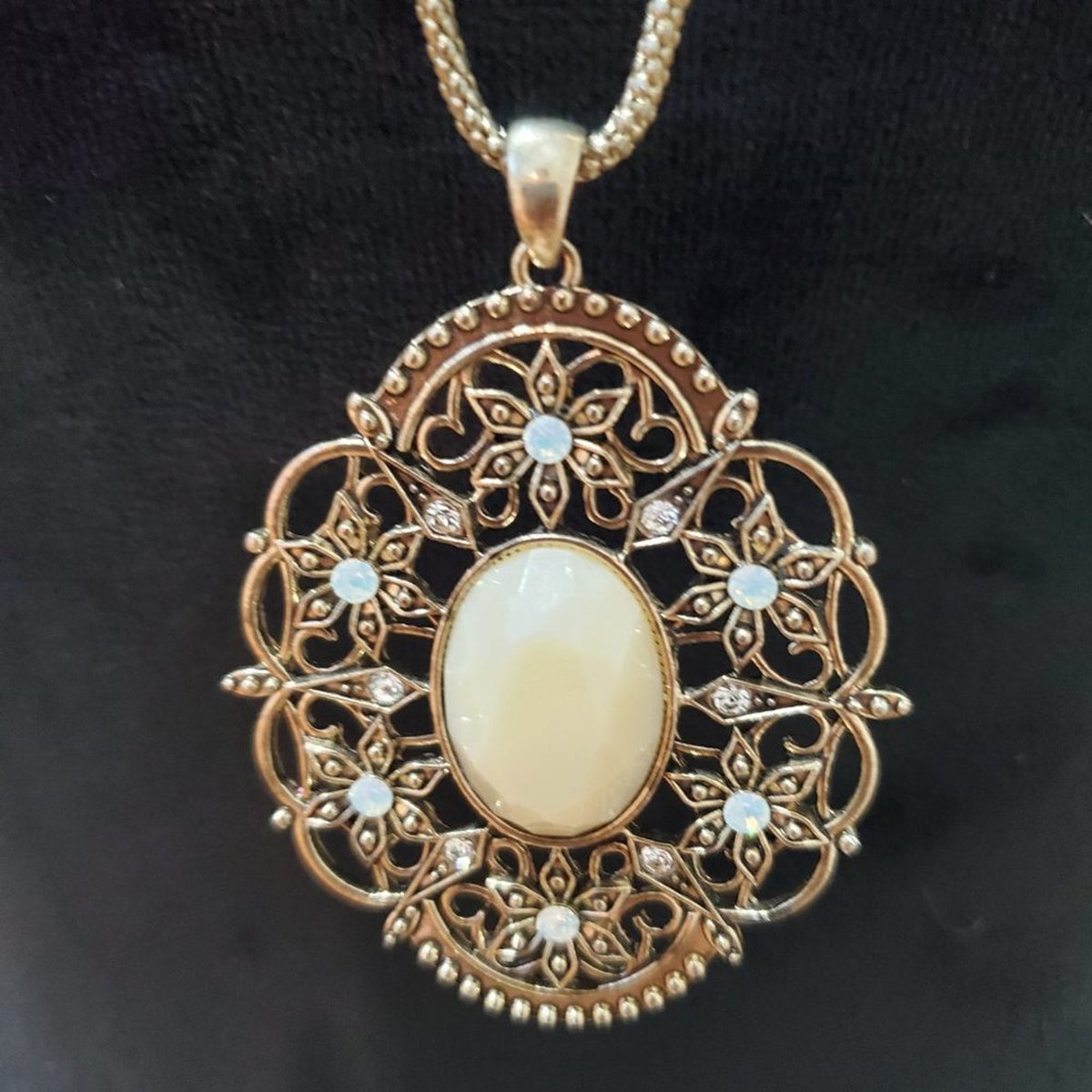 Womens Vintage Gold Tone Faux Pearl Cabochon Rhinestones Necklace
