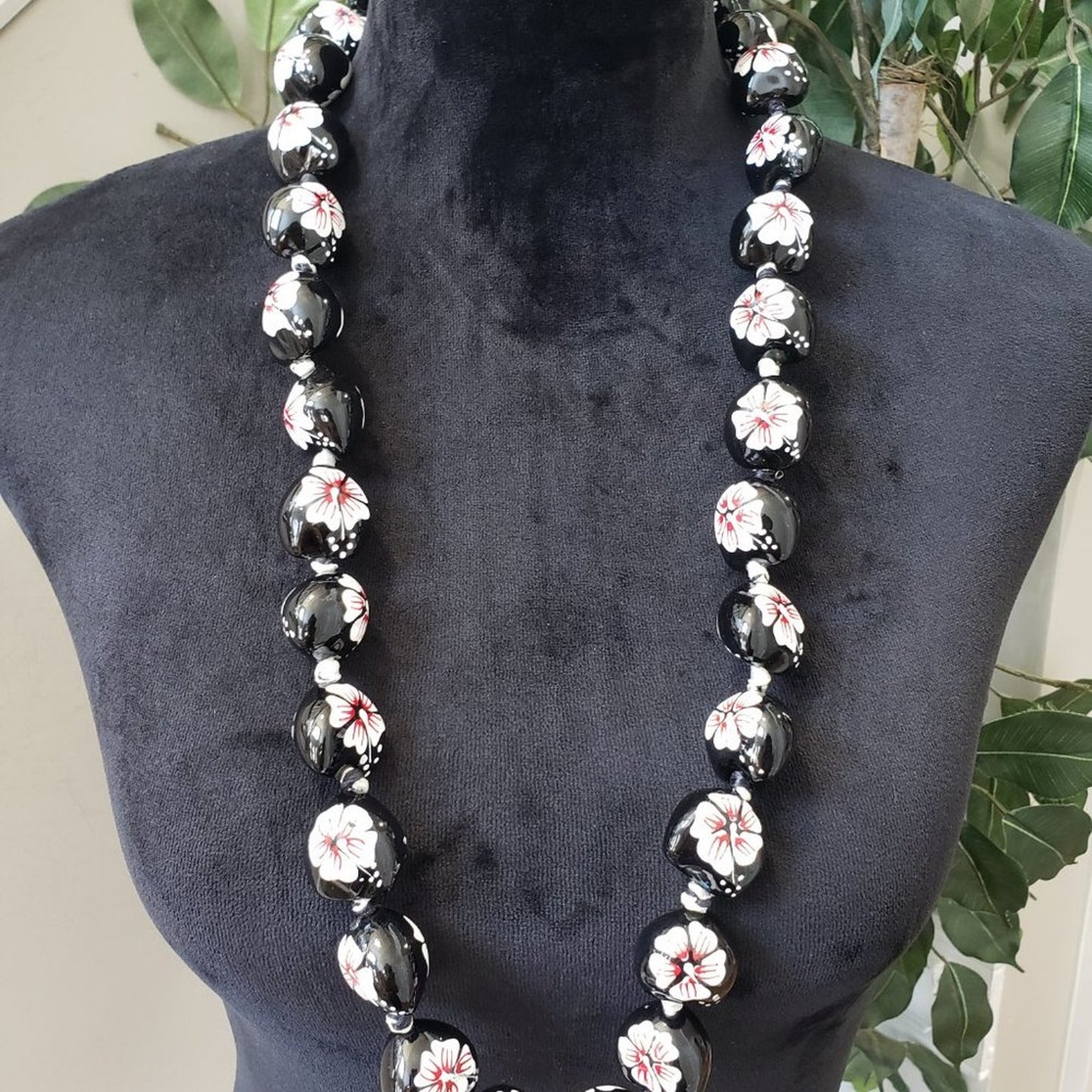 Womens Fashions Black Hibiscus Flowers on Kukui Nut Hawaiian Teardrop Necklace