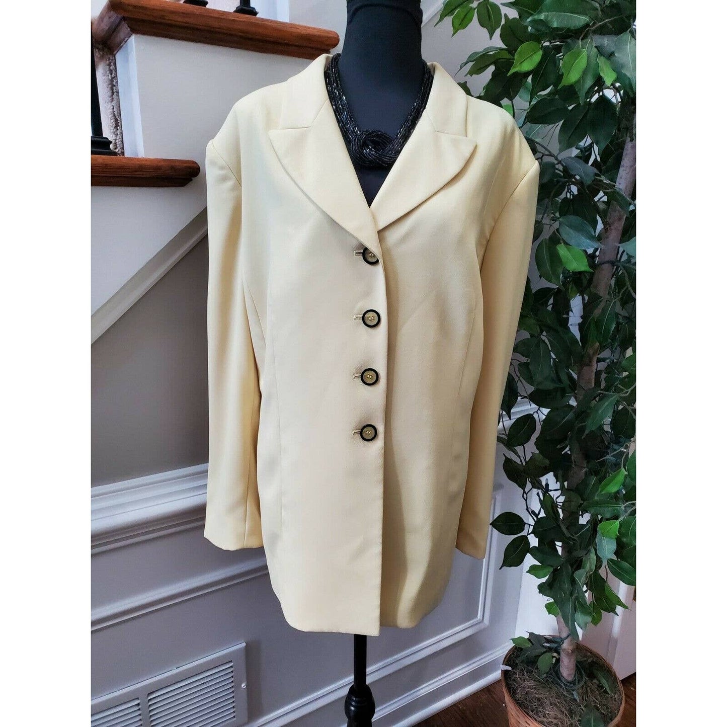 Le Suits Women's Cream 100% Polyester Long Sleeve 4 Buttons Fitted Blazer 22W