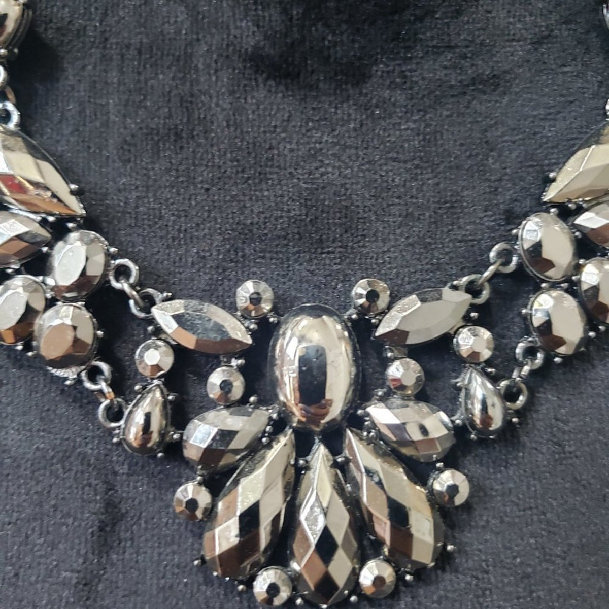 Womens Vintage Brass Tone Rhinestone Beaded Statement Necklace with Lobster Clas