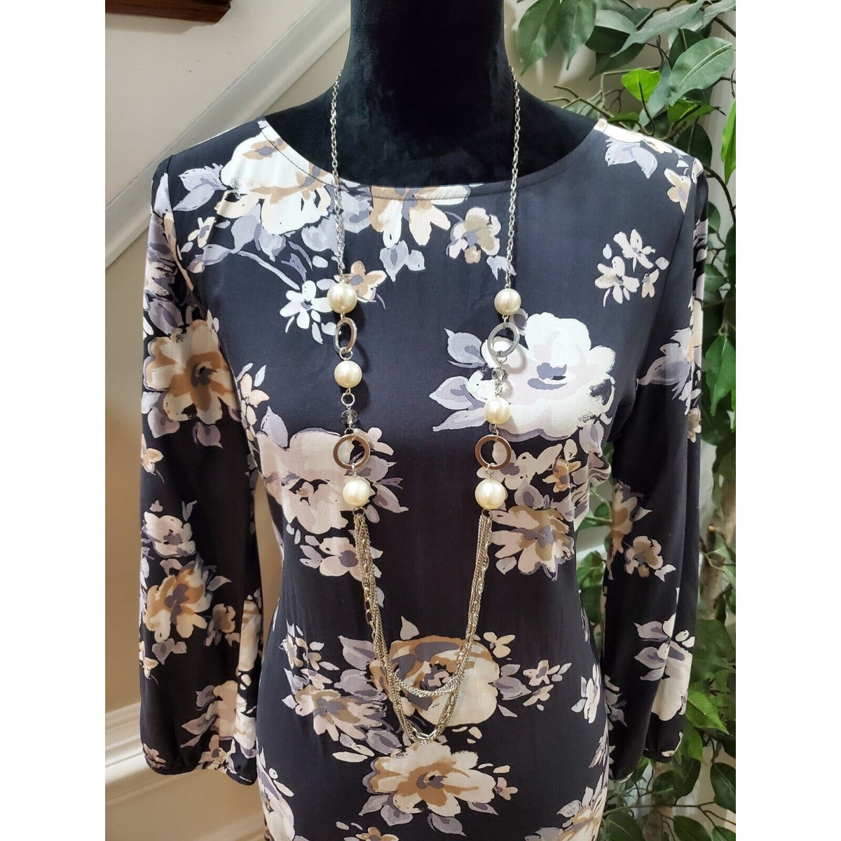 Old Navy Women's Black Floral Rayon Round Neck Long Sleeve Knee Length Dress M