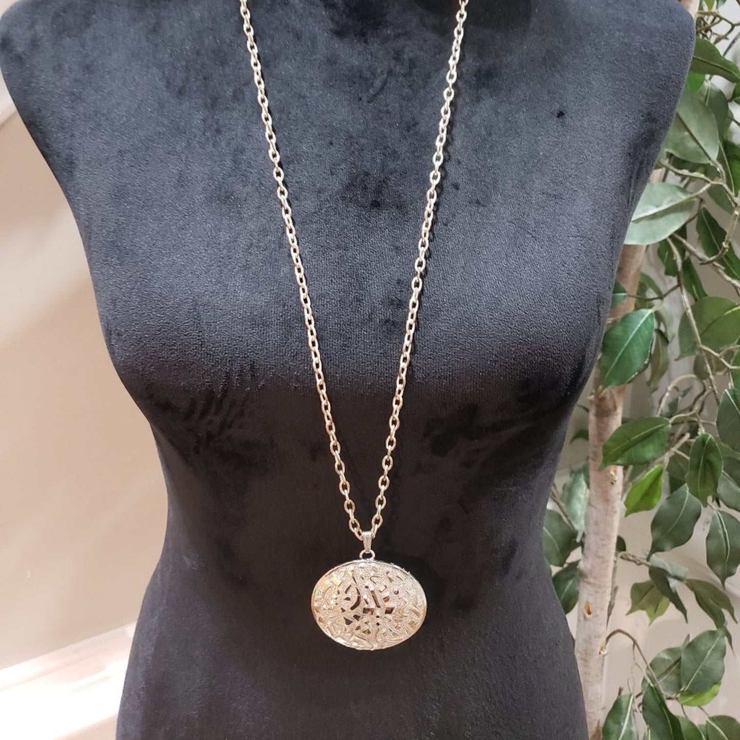 Women Gold Tone Calligraphy Circle Pendant Teardrop Necklace with Lobster Clasp
