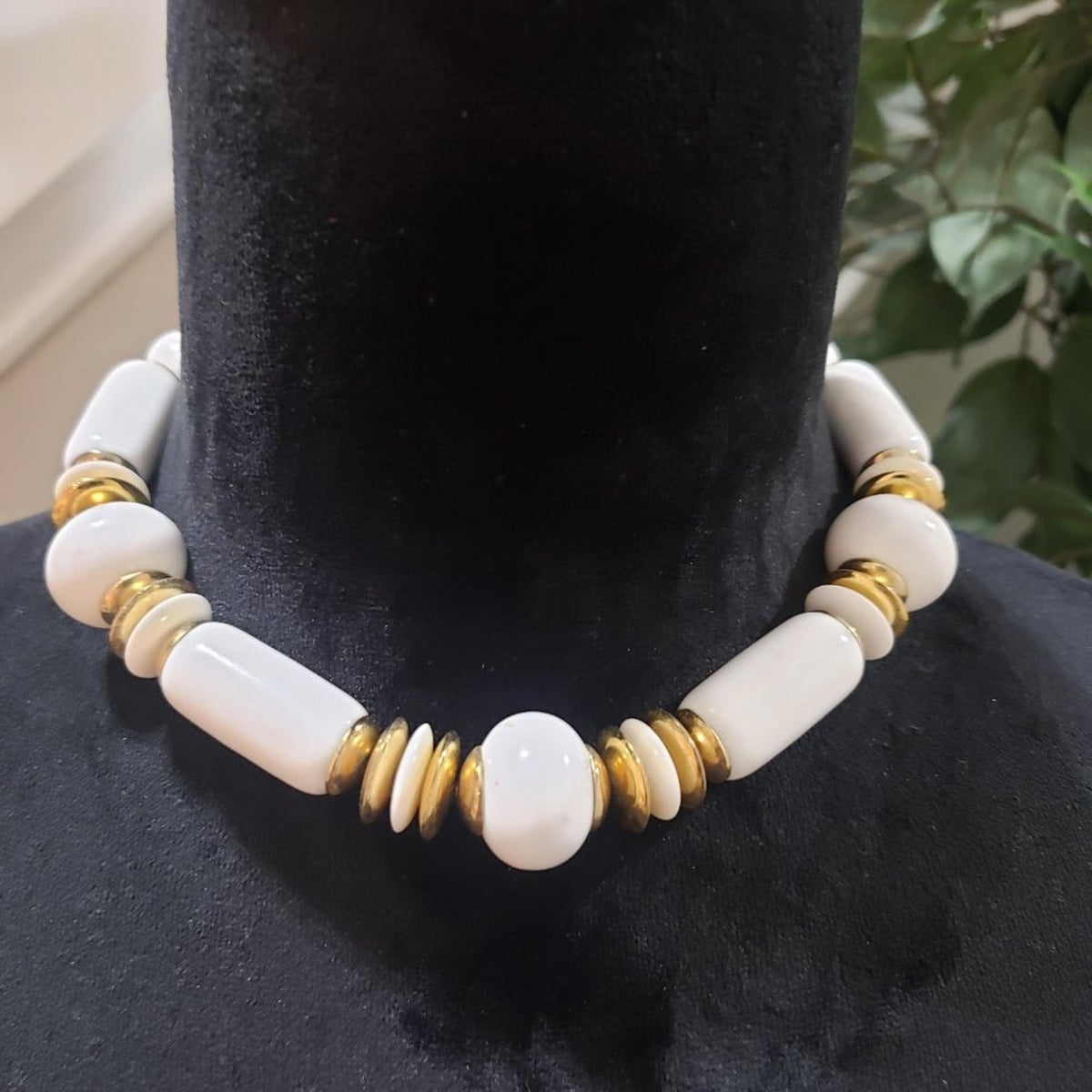 Women's Vintage White & Gold Round Beaded Lobster Clasp Necklace