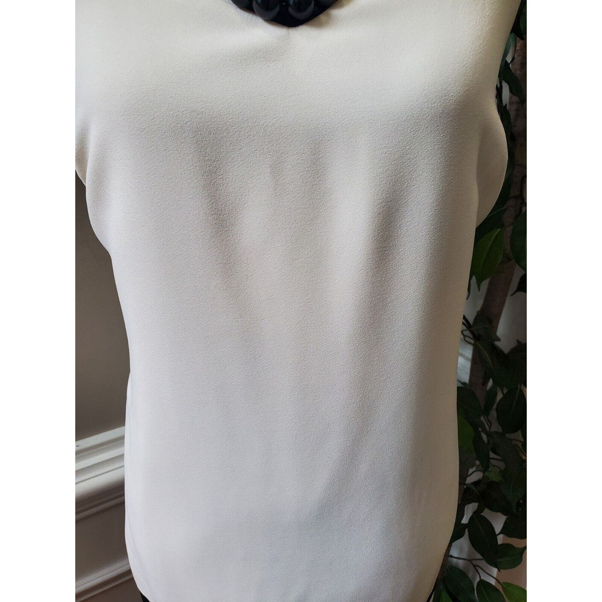 Banana Republic Women's White & Black Polyester V-Neck Sleeveless Knee Length 6