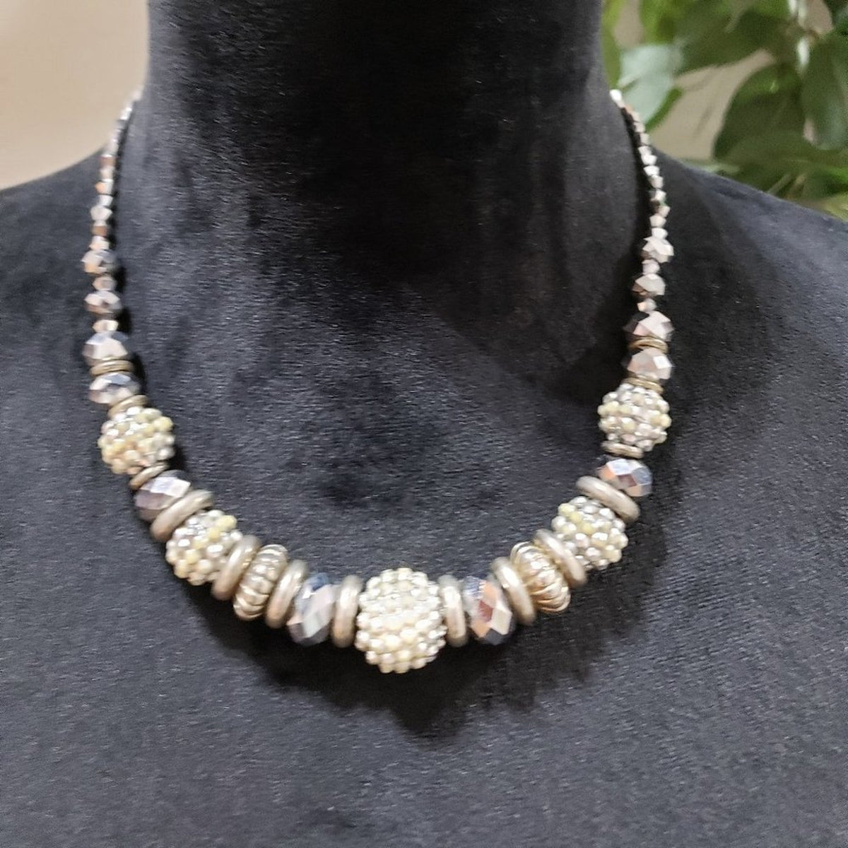 Womens Modern Fashion Chunky Charm Silver Tone Beaded Elegant Collar Necklace