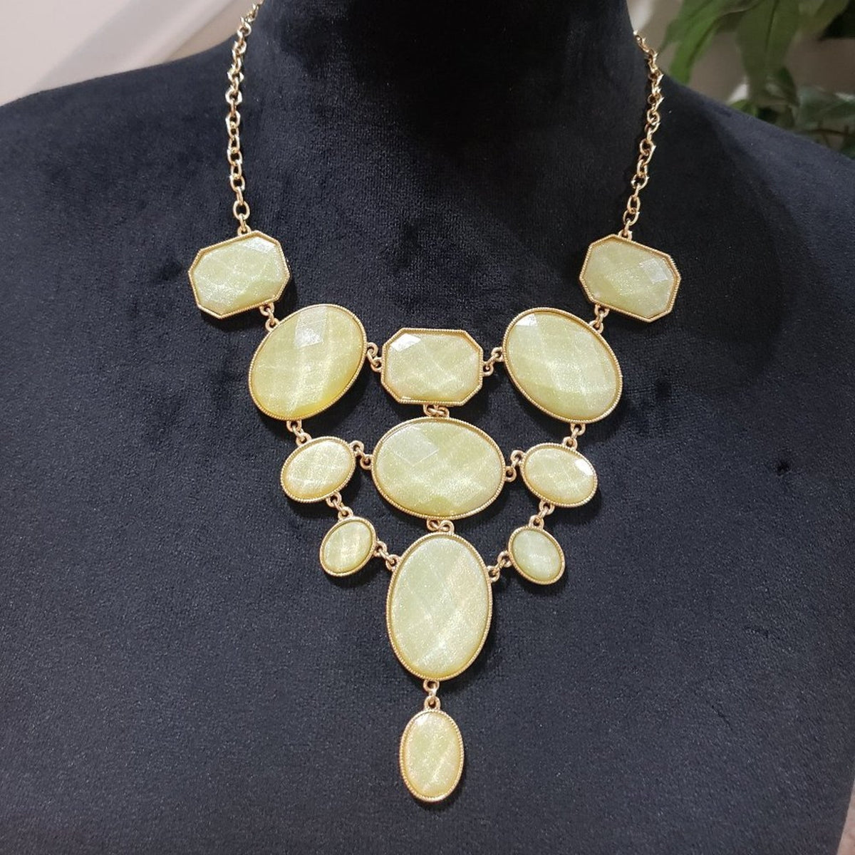 Womens Fashions Beige Glass Round Stones Collar Necklace with Lobster Clasp