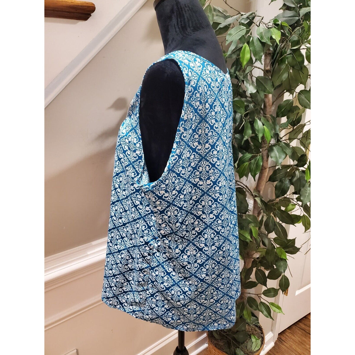 Gap Women Blue & White Polyester Scoop Neck Sleeveless Casual Top Blouse Size XL