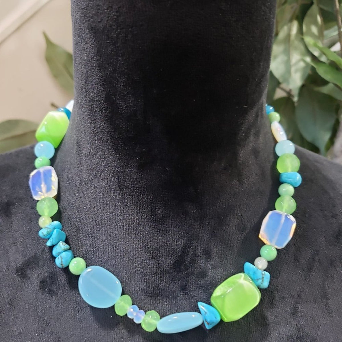 Women's Blue & Green Oval Beaded Pearl Chunky Fashion Jewelry Necklace