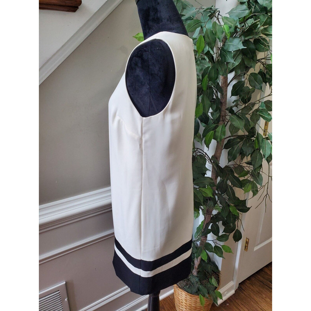 Banana Republic Women's White & Black Polyester V-Neck Sleeveless Knee Length 6