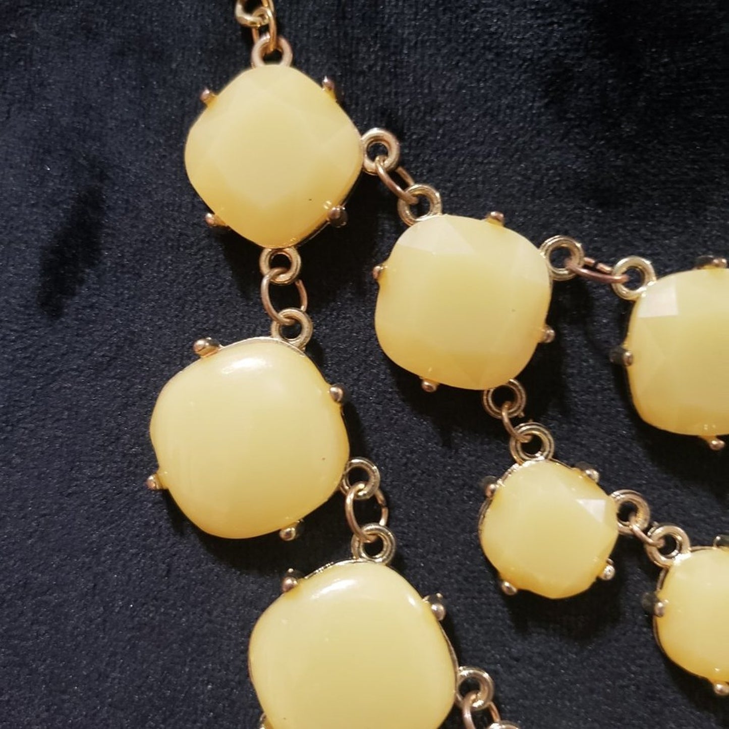 Women's Fashion Gold Tone Chain Chunky Beige Gemstones Statement Necklace