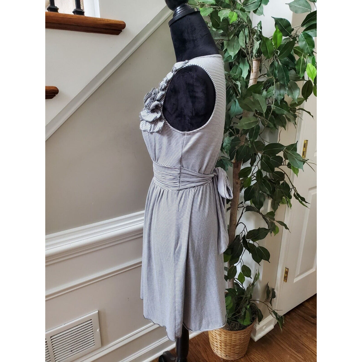 Specklers Women's White & Gray Polyester V-Neck Sleeveless Knee Length Dress M