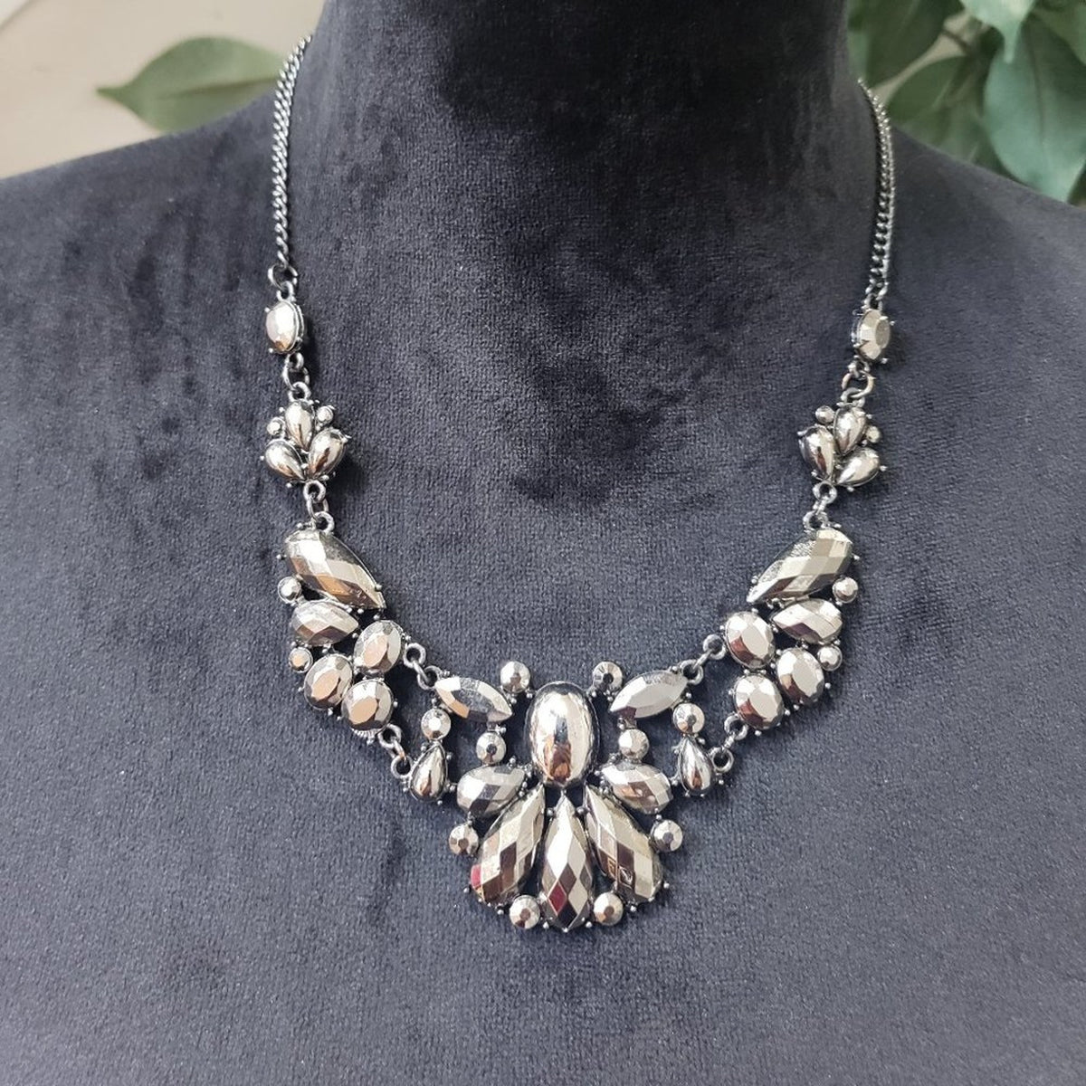 Womens Vintage Brass Tone Rhinestone Beaded Statement Necklace with Lobster Clas