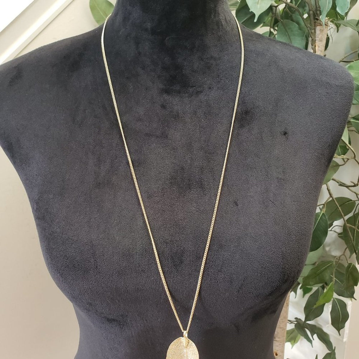 Vintage Womens Gold Plated Textured Filigree Real Leaf Long Pendant Necklace