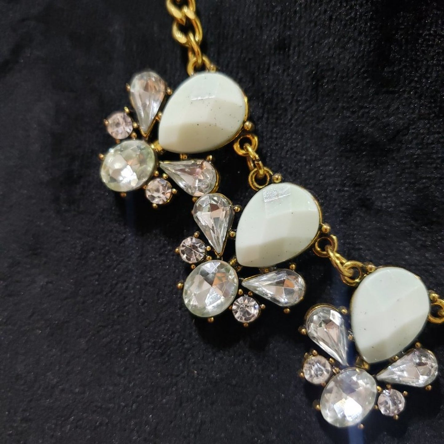 Womens Fashion White Floral Glass Bead Stones Collar Necklace with Lobster Clasp