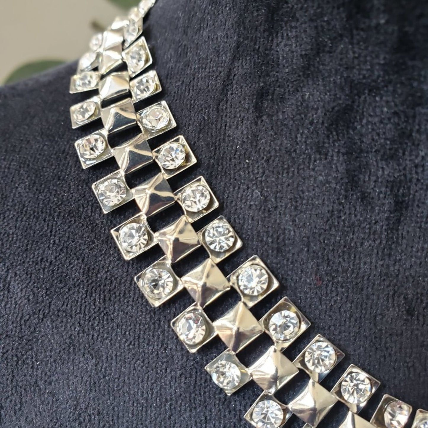 Traci Lynn Silver Camera Ready Collar Necklace Set