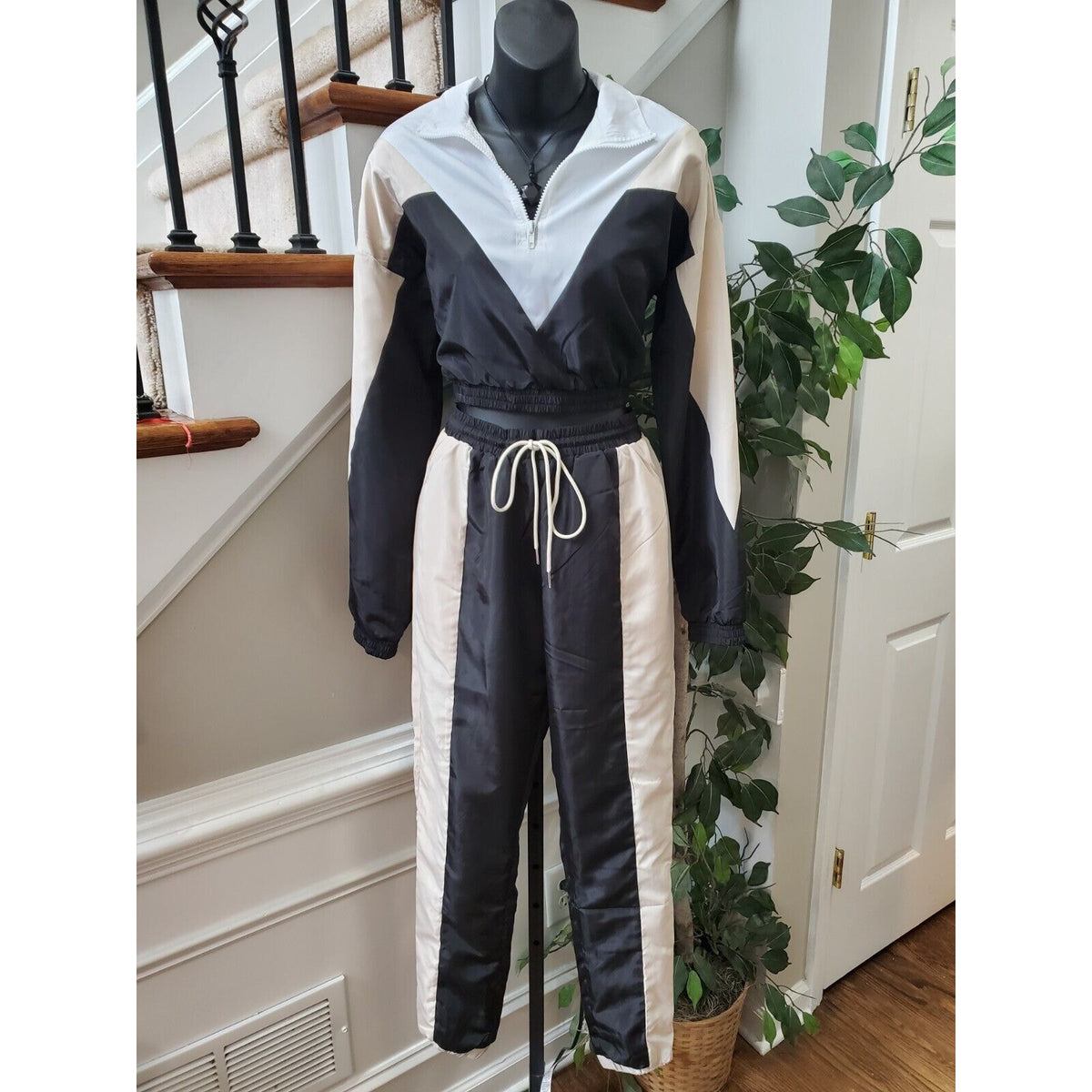 Fashion Nova Women’s White Black 1/4 Zip Windbreaker Jogger Set Tracksuit Small