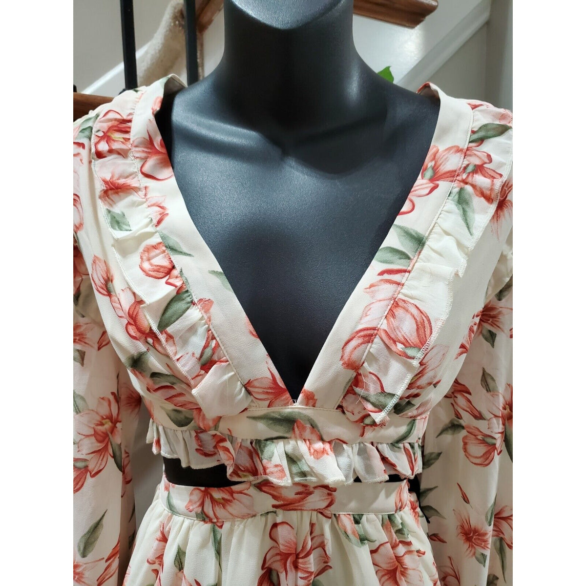 Fashion Nova Womens Cream V Neck Floral Long Sleeve 2 Piece Romper Size Medium