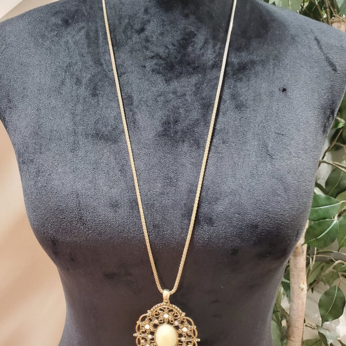 Womens Vintage Gold Tone Faux Pearl Cabochon Rhinestones Necklace