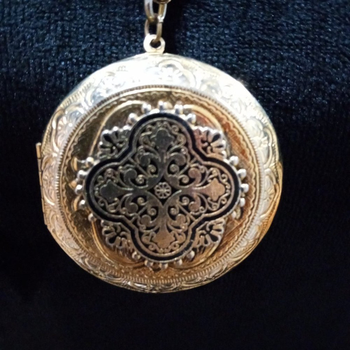 Womens Modern Fashion Chunky Gold Tone Carved Pendant Necklace with Magnetic Cla