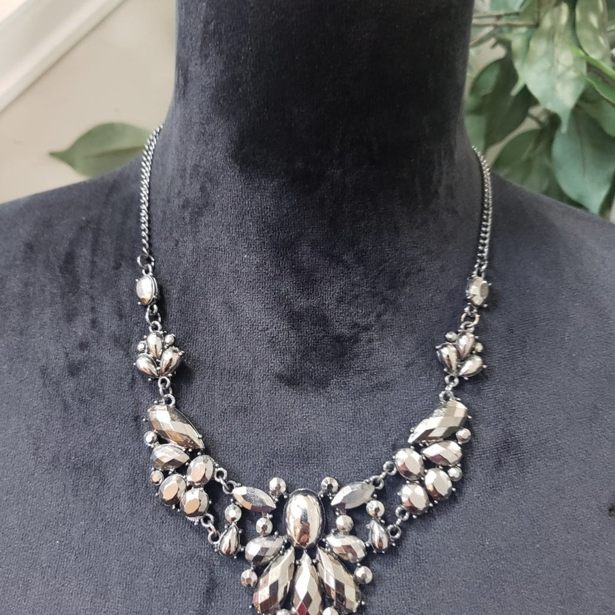 Womens Vintage Brass Tone Rhinestone Beaded Statement Necklace with Lobster Clas