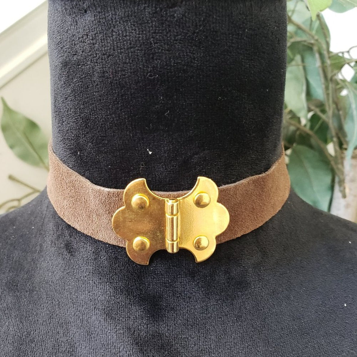 Womens Fashions Gold Tone Gemstone Collar Necklace with Lobster Clasp