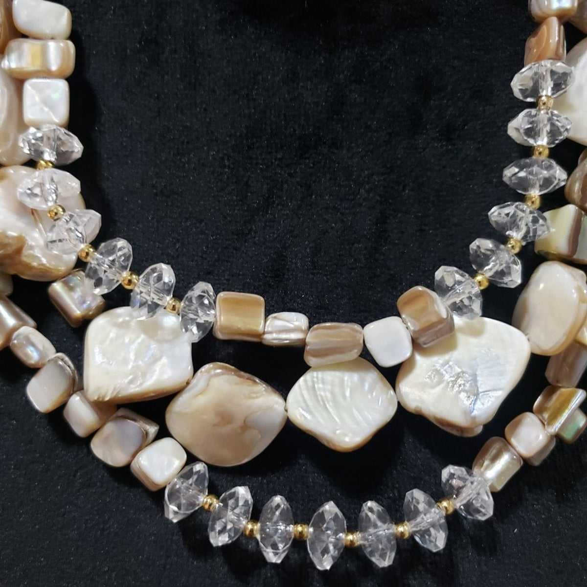 Women Mother of Pearl Sea Shells and Pearl Fashion Necklace