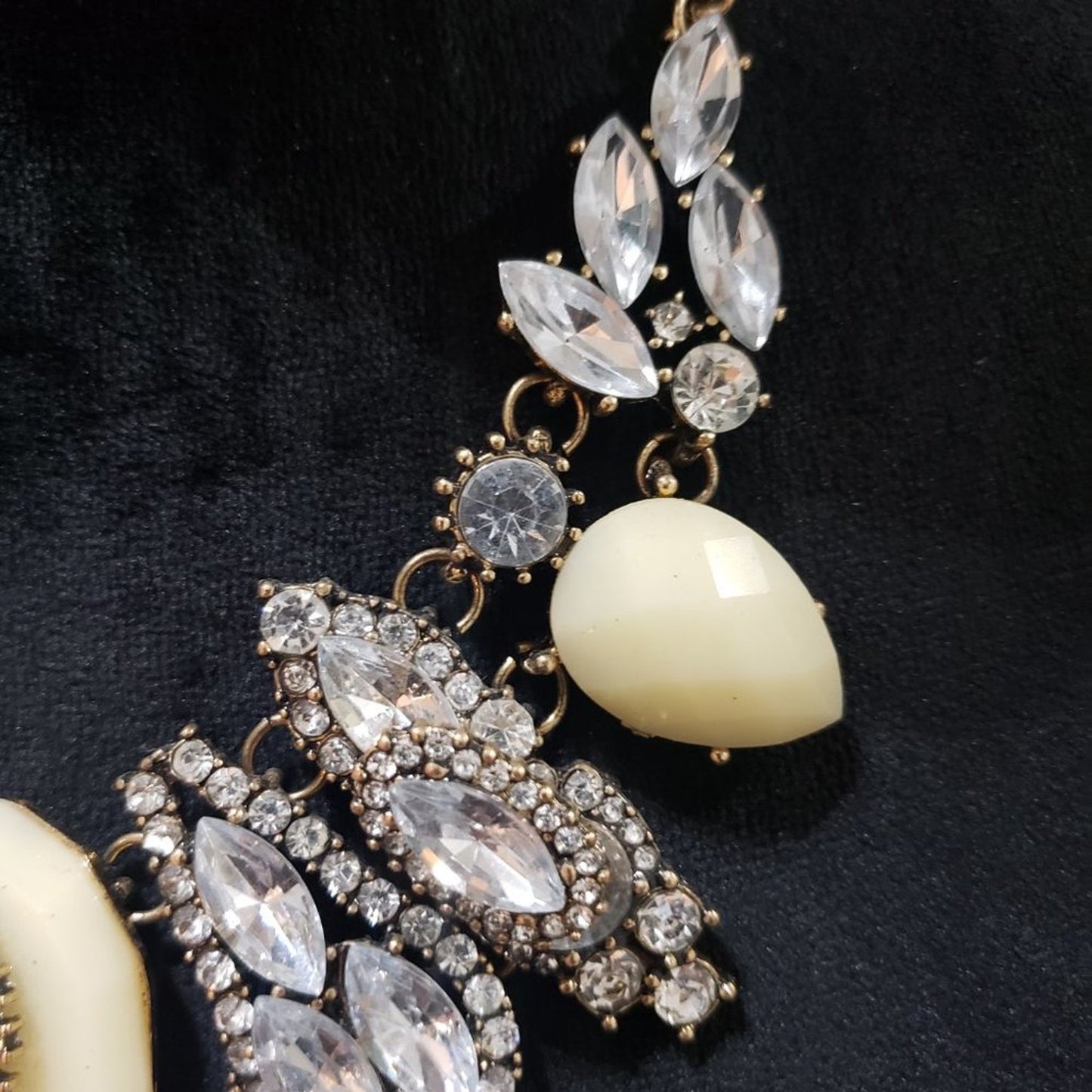 Womens Gold Tone Chain Beaded Faceted Crystal Pendant Necklace w/ Lobster Clasp